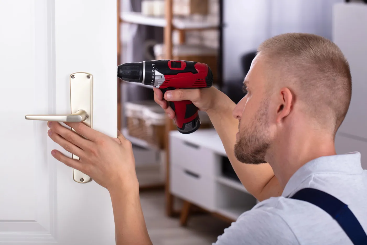 Installation d'une serrure dans le séjour d'une maison des Yvelines